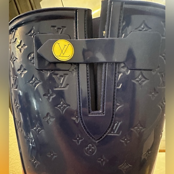 LOUIS VUITTON RAIN BOOTS - Picture 3 of 6